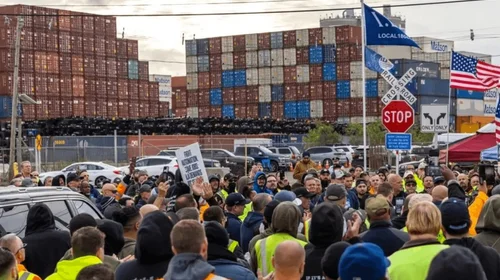 Suspenden huelga trabajadores portuarios en Estados Unidos