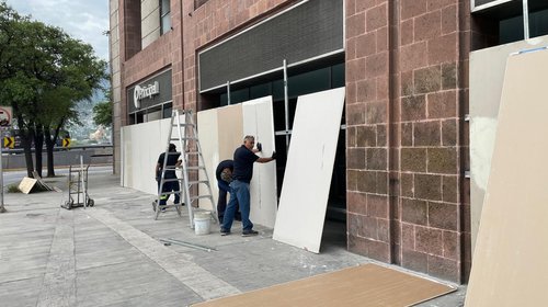 Protegen con barricadas y tablas fachadas de edificios