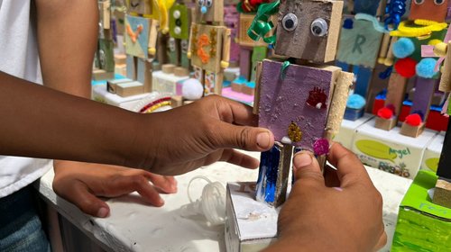 Llevan a cabo taller de reciclaje para celebrar a menores