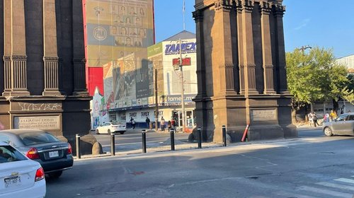 Tapan carriles del Arco de la Independencia en Monterrey