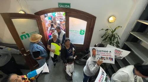 Protestan usuarios e irrumpen sesión ante ajuste tarifario
