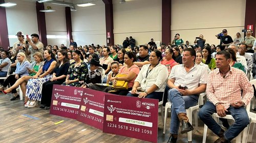 Continúa entrega de becas para estudiantes de arte y deporte