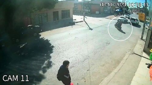 Taxista embiste a familia en motocicleta; ninguno llevaba casco