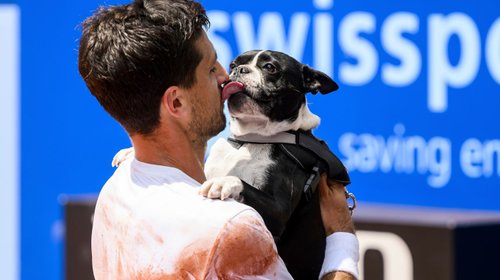 Tenista argentino festeja primer título con su perro
