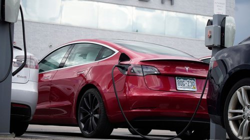 Investiga EUA de nuevo a Tesla por fallas en conducción autónoma