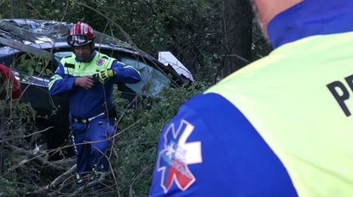 Hombre sobrevive tras caer con su Tesla a barranca en San Pedro