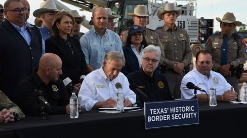 Texas promulga ley que permite a la policía detener a migrantes