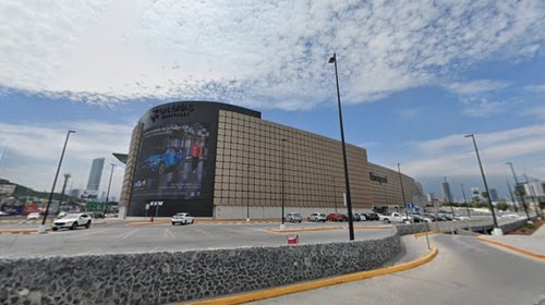 Roban $400,000 en efectivo de camioneta en Galerías Monterrey