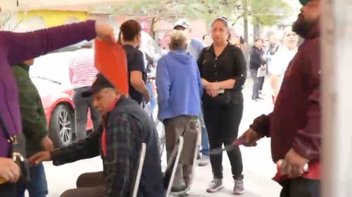 Hombre llega armado con cuchillo a reunión vecinal en Monterrey