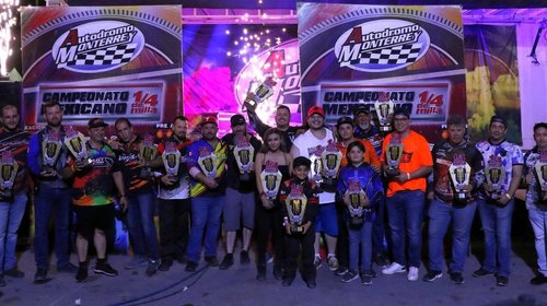 Vibran regios con carreras nocturnas en Autódromo Monterrey