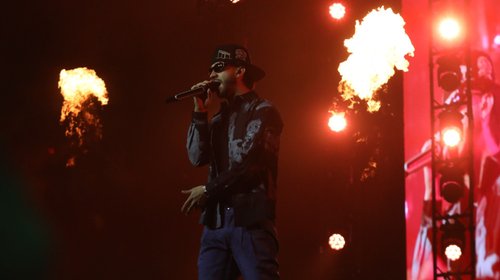 Mora enciende la Arena Monterrey con reggaetón y trap
