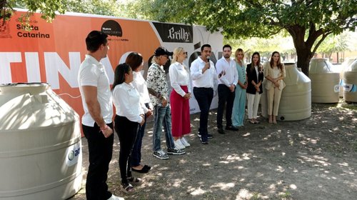 Regalan más de 600 tinacos en Santa Catarina tras cortes de agua