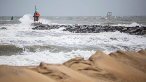 Tormenta Ophelia azota Carolina del Norte con fuertes lluvias