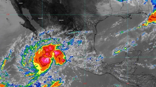 Tormenta tropical Ileana toca tierra en Sinaloa