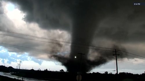 Arrasa tornado con viviendas en Oklahoma; cierran carreteras