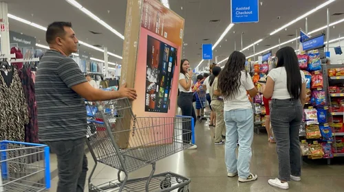 Familias aprovechan aguinaldo para compras navideñas en Reynosa