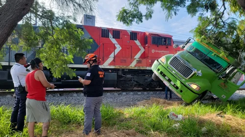 Tráiler intenta ganarle paso al tren y es impactado en Guadalupe