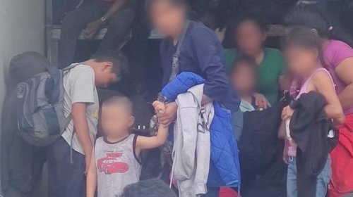 Abandonan tráiler con 215 migrantes en Veracruz