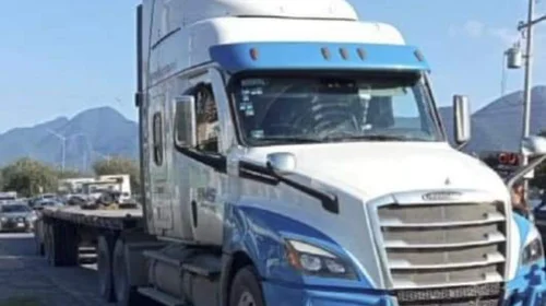 Trailero intoxicado protagoniza persecución en Santiago