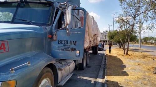 Multan a trailero por tirar su carga en Escobedo