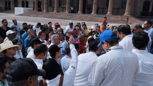 Transportistas pactan línea directa y aplazan protestas