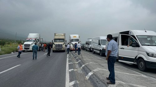 Transportistas bloquean y amenazan con paralizar la ciudad