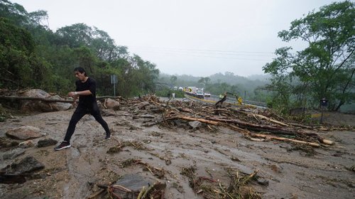 Activarían transportistas de carga plan emergente por 'Otis'