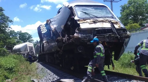 Choca tren interoceánico con tráiler en Tabasco