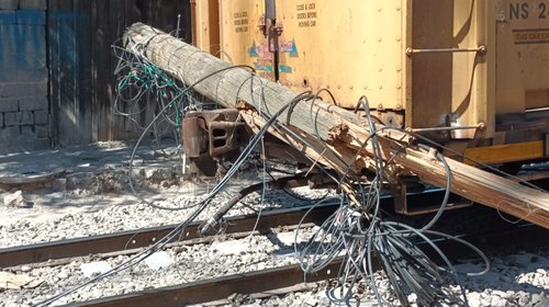 Tren derriba postes en Monterrey y provoca caos vial