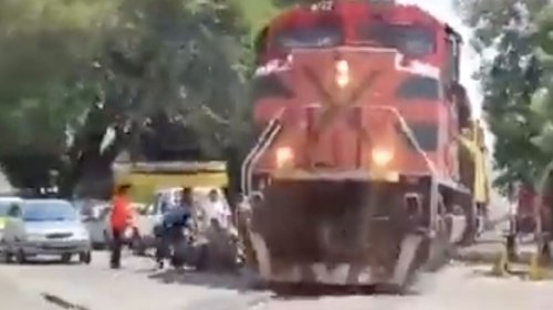 Salvan a persona en silla de ruedas de morir arrollado por tren
