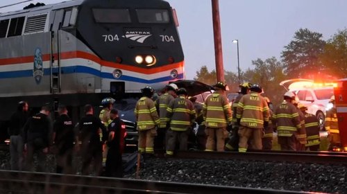 Tres muertos, entre ellos un niño, entre choque tren-camión en NY