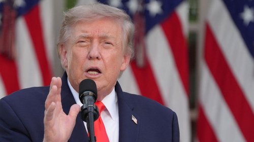 Trump amaga con 100% de arancel a Europa por impuestos digitales