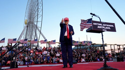 Trump arremete en mitin contra Biden y cargos en su contra