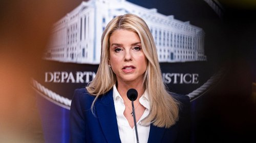 Exfiscal Pam Bondi revela que padece cáncer de tiroides