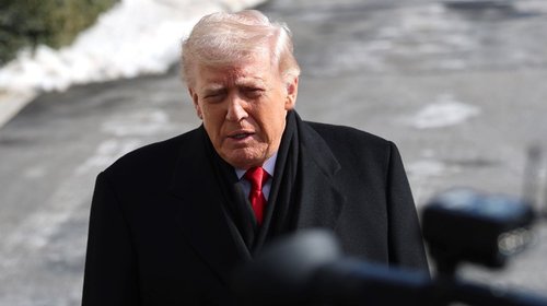 Trump respalda a Kristi Noem tras tiroteo en Minnesota