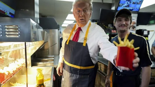 Trump trabaja en McDonald's para burlarse de Kamala Harris