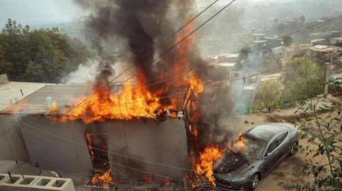 Turista desata incendio en casa con su Tesla en Tijuana