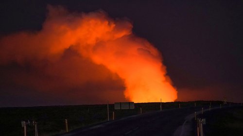 Un volcán hace erupción en Islandia y envía lava hacia población