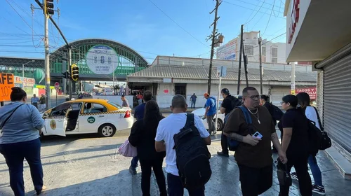Usan taxis colectivos por falta de camiones a San Pedro