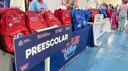 Entrega alcalde Adrián de la Garza 65 mil paquetes de útiles
