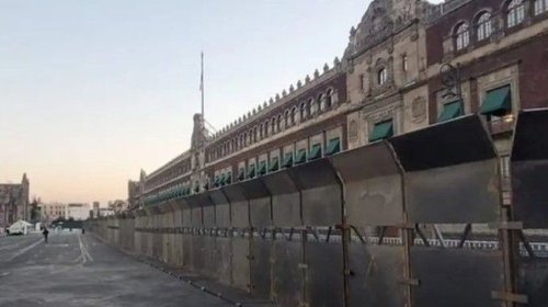Instalan vallas en el Zócalo antes de la marcha del 8M en CDMX