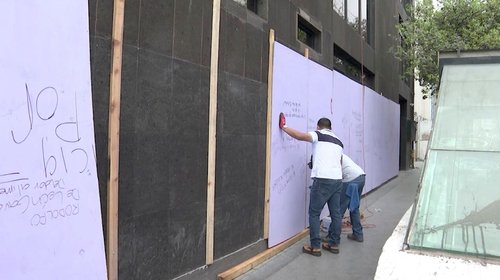 Edificios alistan vallas en fachadas previo al 8M