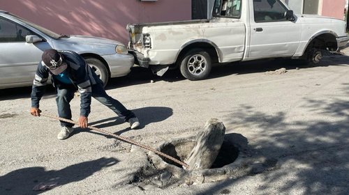 Vecinos sufren por años alcantarillas atascadas en Carmen Serdán