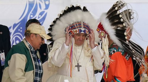 El Vaticano devuelve 62 artefactos indígenas a Canadá
