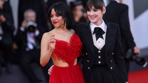 Inicia Festival de Cine de Venecia con estrellas de 'Beetlejuice'