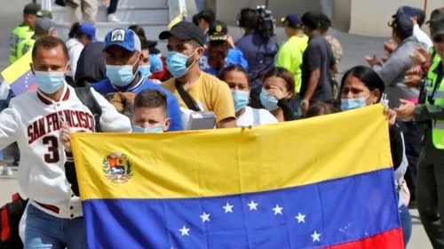 Regresan 242 migrantes venezolanos en vuelo desde México
