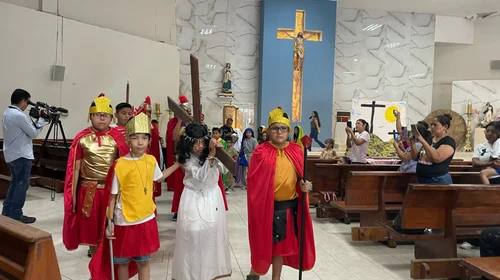 Escenifican alumnos de catecismo Viacrucis infantil 