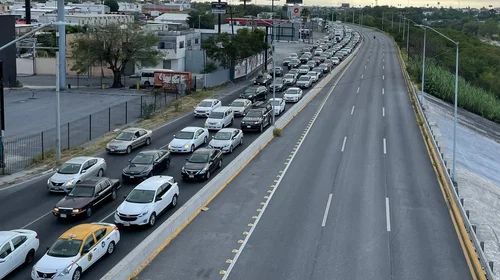 Caos vehicular: Constitución colapsa por volcadura de tráiler