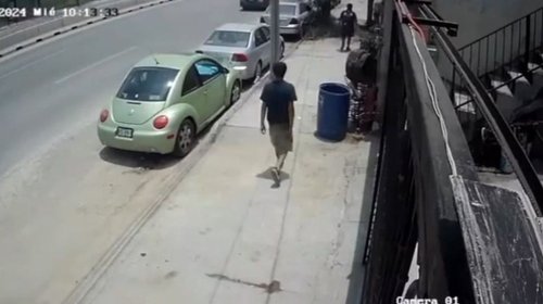 Muestra video momento en que persiguen a mujer para ejecutarla