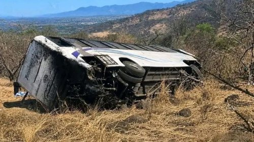 Deja más de 10 muertos volcadura de autobús en Nayarit